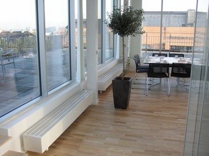Để sưởi ấm một căn phòng có cửa sổ lớn, sẽ cần 2-3 đối lưu Lắp đặt thiết bị đối lưu xung quanh phòng