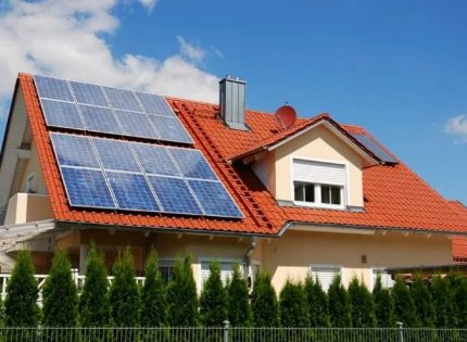 Panneaux solaires à toit incliné Système solaire sur le toit