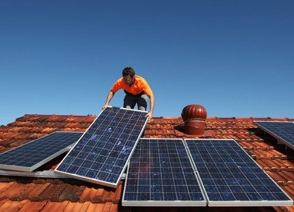 Installation d'un générateur solaire sur le toit Installation d'un générateur solaire sur le toit