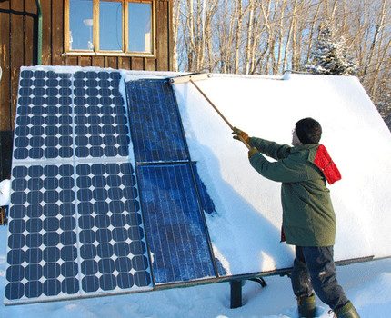 Nettoyage du générateur solaire de la neige Nettoyage du générateur solaire de la neige