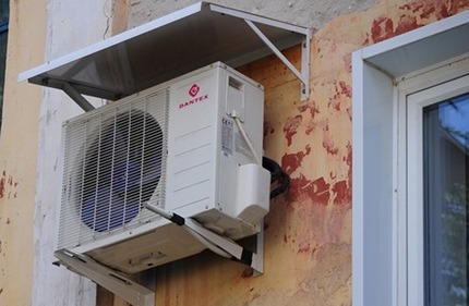 Visor for normal operation of the air conditioner for heating Split under the visor