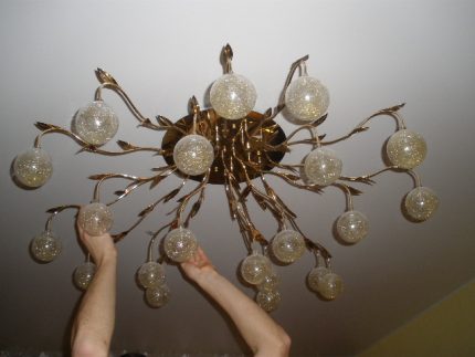 L'absence de lumière dans le lustre L'absence de lumière dans le lustre
