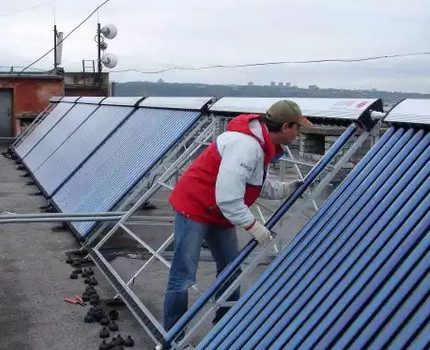Εγκατάσταση στην οροφή του πλαισίου κάτω από τον συλλέκτη Εγκατάσταση στην οροφή του πλαισίου κάτω από τον συλλέκτη