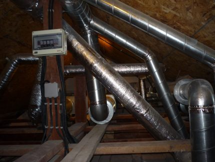 Le plus souvent, c'est la ventilation d'alimentation et d'évacuation Utilisation d'un système d'alimentation et d'échappement