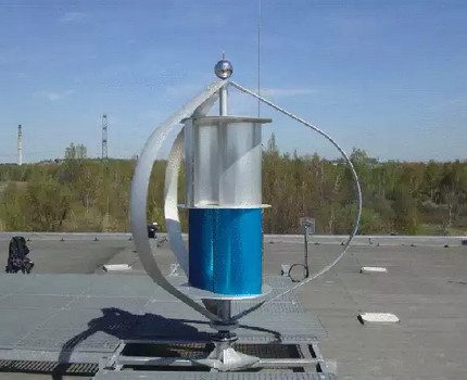 Wind generator with a Savonius rotor Wind generator with a Savonius rotor