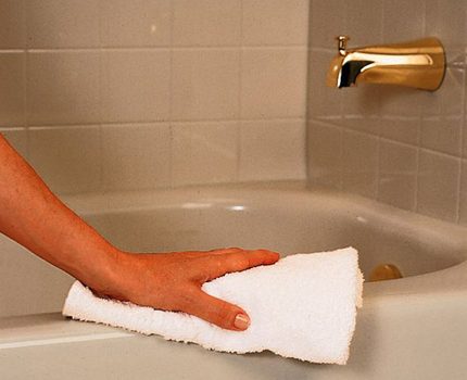 Mga kalamangan at kahinaan ng pag-aalaga sa isang mangkok ng acrylic bath Punasan ang mangkok