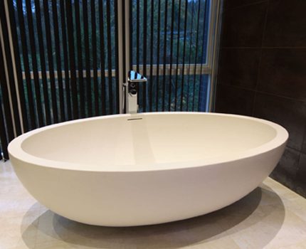 Mga kalamangan at Cons ng Acrylic Bath Material Ang ibabaw ay dapat na makinis at makintab.