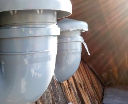 Caractéristiques de connexion aux hottes de ventilation pour le poêle dans la cuisine Différents canaux pour la ventilation de la cuisine et du bain