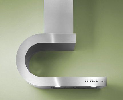 Hotte de cuisine d'origine avec conduit de ventilation La forme originale de la capuche