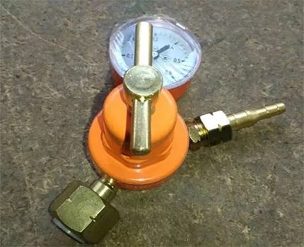 Ang hitsura ng isang reducer ng gas na may isang aparato sa pag-aayos Gearbox na may control balbula