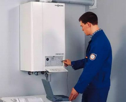 Nag-install ang master ng boiler Nag-install ang master ng boiler