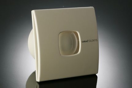La conception originale masque de manière fiable les pales de ventilateur Ventilateur avec panneau d'accès