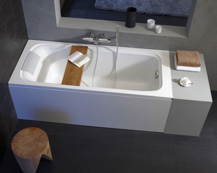 Bathtub ng Caribbean mula sa isang tagagawa ng Italyano Jacob Delafon Bath