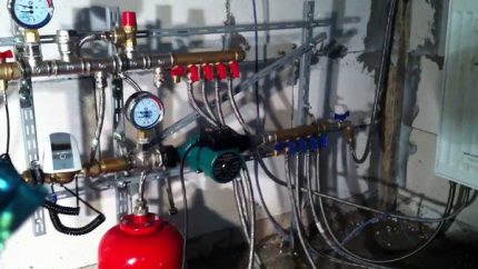 Bilik dandang rumah dengan dandang hidrogen