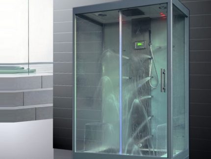 Ang shower cabin na may hydromassage Ang shower cabin na may hydromassage