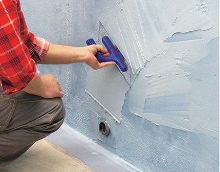 Application d'un enduit sur les murs lors de l'imperméabilisation de la salle de bain Imperméabilisation du revêtement