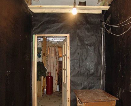 Ang banyo sa isang kahoy na bahay ay hindi tinatablan ng tubig na may mastic Ang waterproofing ng mga kahoy na pader
