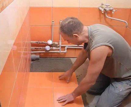 Ang mga tile ay maaaring mailagay lamang sa isang patag na ibabaw. Pang-level at Primer