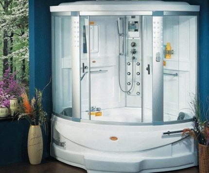 Pinagsasama ng Hydrobox ang paliguan at shower Pinagsasama ng Hydrobox ang paliguan at shower
