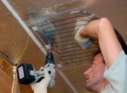 Sie können den Heiz-IR-Film selbst an der Decke installieren Deckenfolienheizung