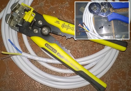 It is advisable to connect the air conditioner to a separate supply line Cable stripping