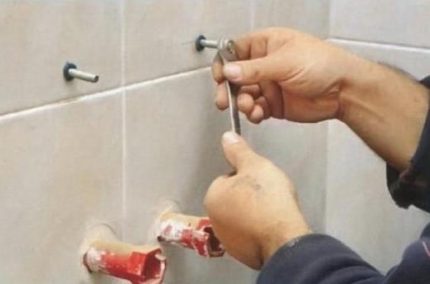 Ang pag-install ng mga stud upang ma-attach ang lababo sa dingding sa banyo Pag-mount sa mga may hawak ng stud