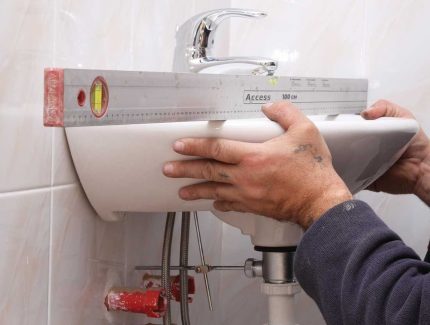 Ang proseso ng pag-install at pag-aayos ng lababo sa dingding sa banyo Pag-install ng pag-install