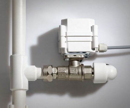 Servo-driven valve for automatic control of coolant flow Servo on a three-way valve