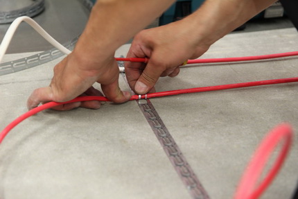 Elektrické podlahové topení pro vytápění bytu Kabelové podlahové topení