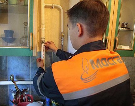 كيف يحمل عامل خدمة الغاز ماسورة في شقة لحام أنابيب الغاز