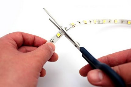 Paano ikonekta ang isang LED strip para sa pag-iilaw ng DIY Pag-mount ng Strip ng LED