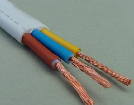 Tatlong-core wire para sa mga linya ng kuryente Naka-stranded na uri ng wire ШВВП