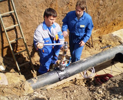 Ang espesyalista ng serbisyo ng gas ay may karapatan na ikonekta ang pipeline sa pipeline Pagsingit sa pangunahing highway