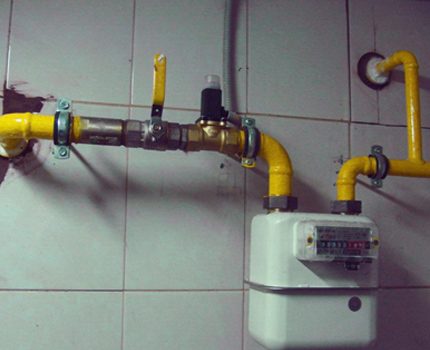 Ang madaling pag-access sa piping ng serbisyo ay dapat ibigay. Ang pagkakaroon ng mga panloob na kagamitan