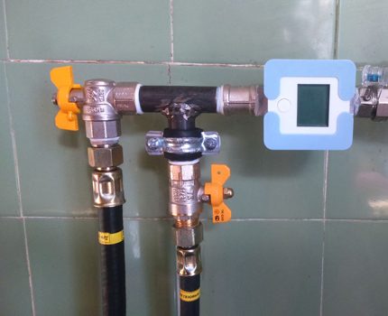 Mahalaga na personal na subaybayan ang pag-unlad ng trabaho sa pag-install ng mga espesyalista Pag-install ng mga tap sa gas