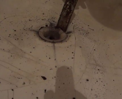 Mga tampok ng pag-dismantling ng overflow Tinatanggal ang trim ng banyo
