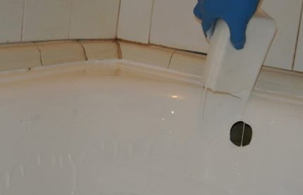 Application ng likidong acrylic sa ibabaw ng paliguan sa panahon ng pagpapanumbalik ng patong Acrylic Enamel Casting