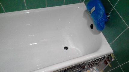 Pag-alis ng mga patak at smudges mula sa mga gilid ng baha sa bathtub Pag-alis ng labis na acrylic sa mga gilid ng rim