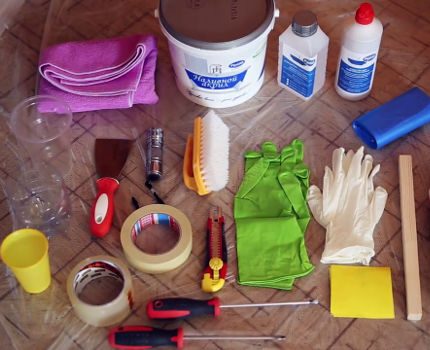 Isang hanay ng mga tool at materyales para sa pagpapanumbalik ng paliguan na may likidong acrylic Kagamitan para sa pagtatrabaho sa likidong acrylic