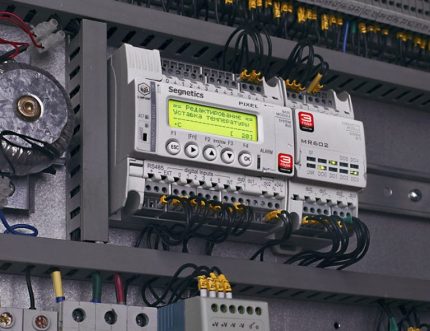 Dentro da blindagem, é melhor instalar modelos compactos de controladores Controlador de microprocessador