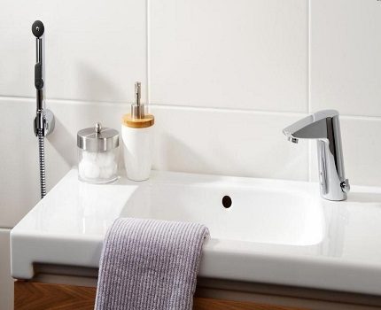 Model miksera za kadu i umivaonik Raznolikost instalacija za tuširanje i slavine