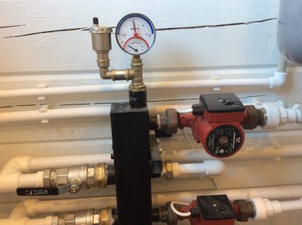 A pressure gauge will help to monitor the correct operation of the pump. Circulation pump pressure gauge
