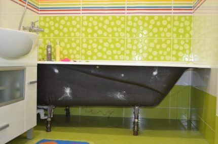 Panloob na banyo na may bakal na paliguan Tapos na ang sahig ng Banyo