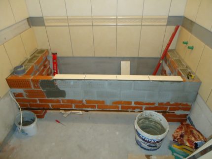 Pag-install ng isang paliguan ng bakal sa mga brick Frame ng bathtub ng bata