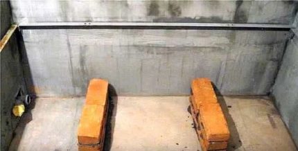 Ang aparato ng ladrilyo ay sumusuporta sa pag-install ng isang paliguan ng bakal Masonry mortar