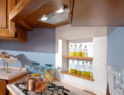 Pour monter le modèle intégré, découpez l'espace dans l'armoire Hotte intégrée sur cuisinière à gaz