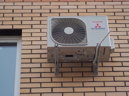 It is important to consider the maximum allowable wall load. Ventfasad outdoor unit installation