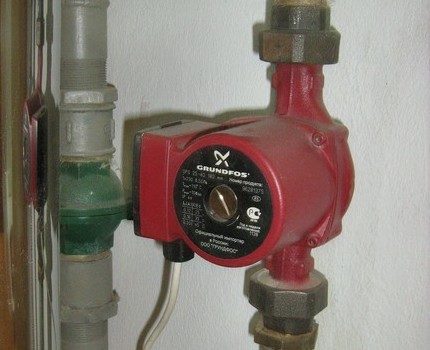 Système de chauffage de pompe de circulation plus efficace Installation de la pompe de circulation dans le tuyau d'alimentation