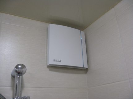 Des fonctionnalités supplémentaires rendent l'équipement plus pratique à utiliser. Ventilateur avec capteur d'humidité