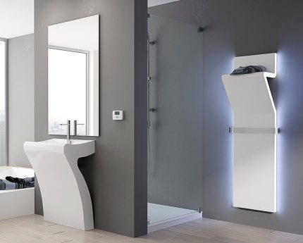 Dekorativ vertikal radiator på badet Dekorativ vertikal radiator på badet